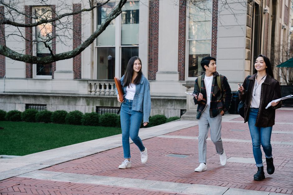 澳门科技大学校园内的学生活动场景